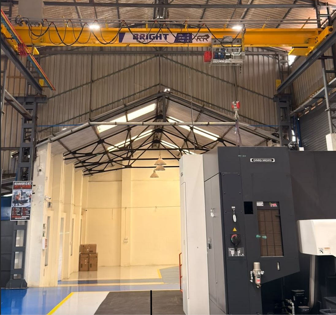 Workshop bay with overhead travelling crane above the machining area